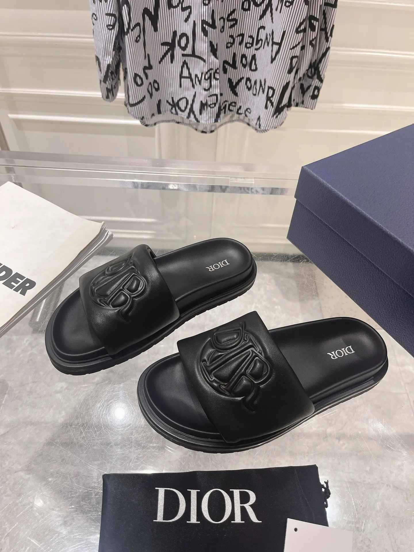 👟👟Ex-factory price 420👟👟 #Men's top version 𝐃𝐈𝐎𝐑# Dior's new men's summer slippers 🔥Purchase the original development Alias ​​sandals are new products in 2024. They are a leisurely and exquisite work. The upper is made of imported denim ➕ calfskin 🔥 Original molded rubber outsole provides the best comfort 🔥 ✔️Size: #38-46